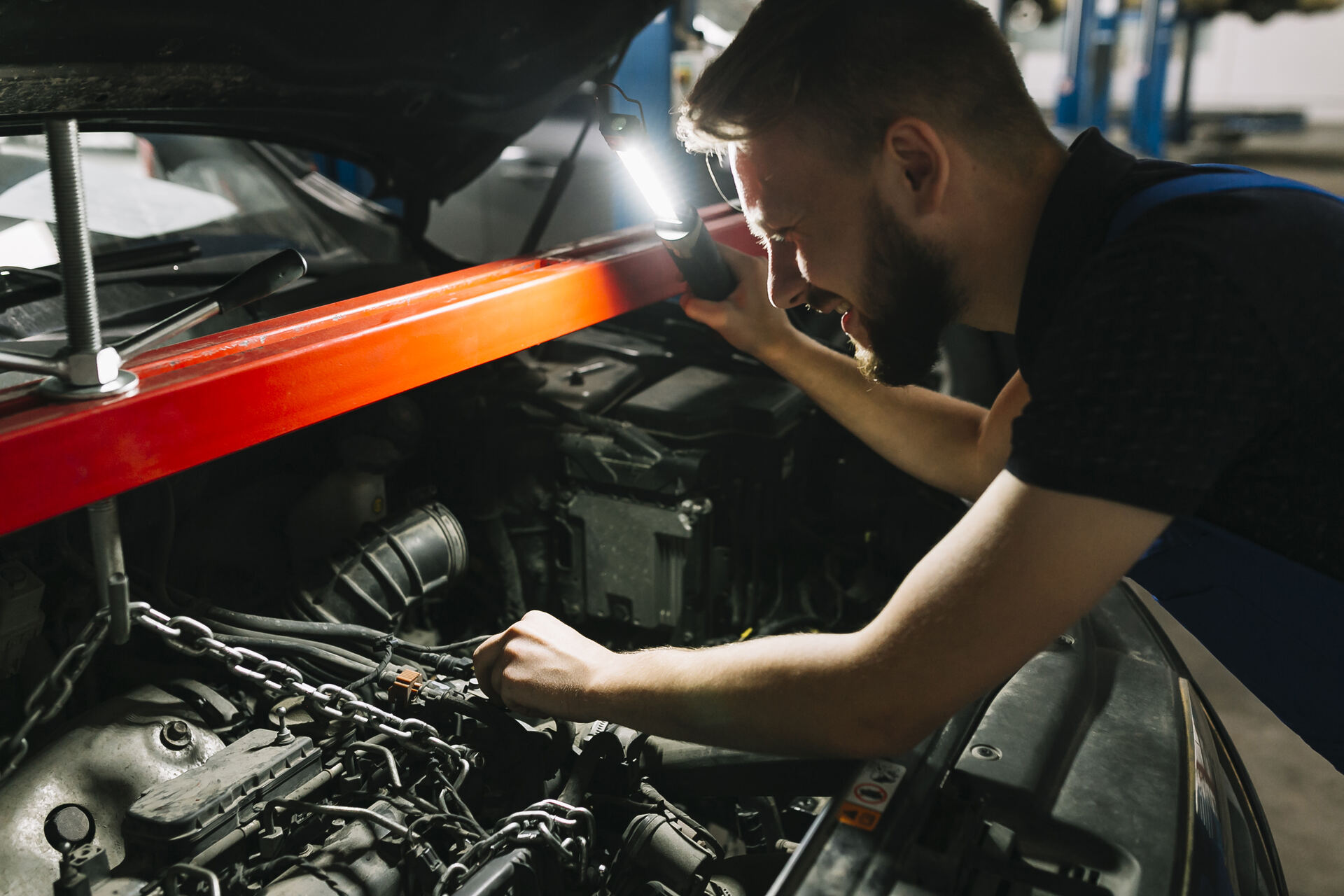 auto-mechanic-troubleshooting.jpg